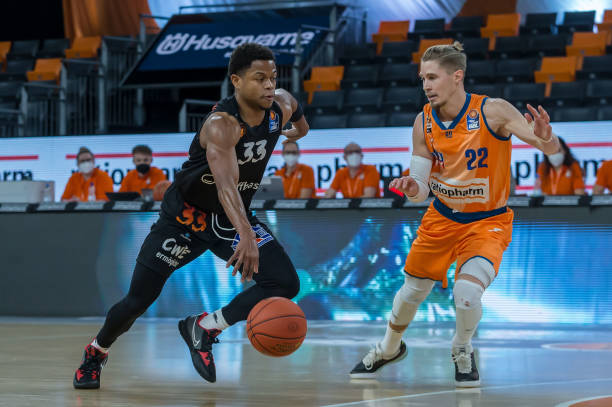 施压裁判或 施压裁判或